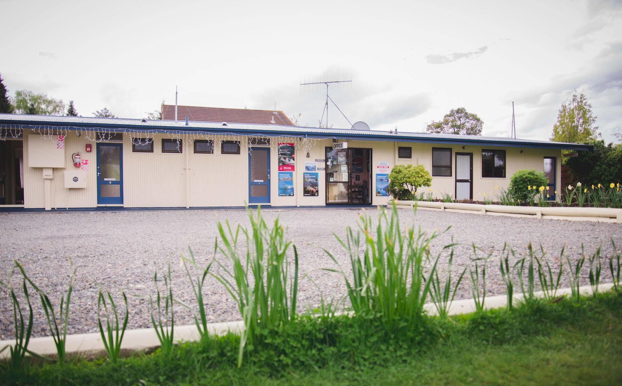 Alpenhorn Motel Te Anau Esterno foto