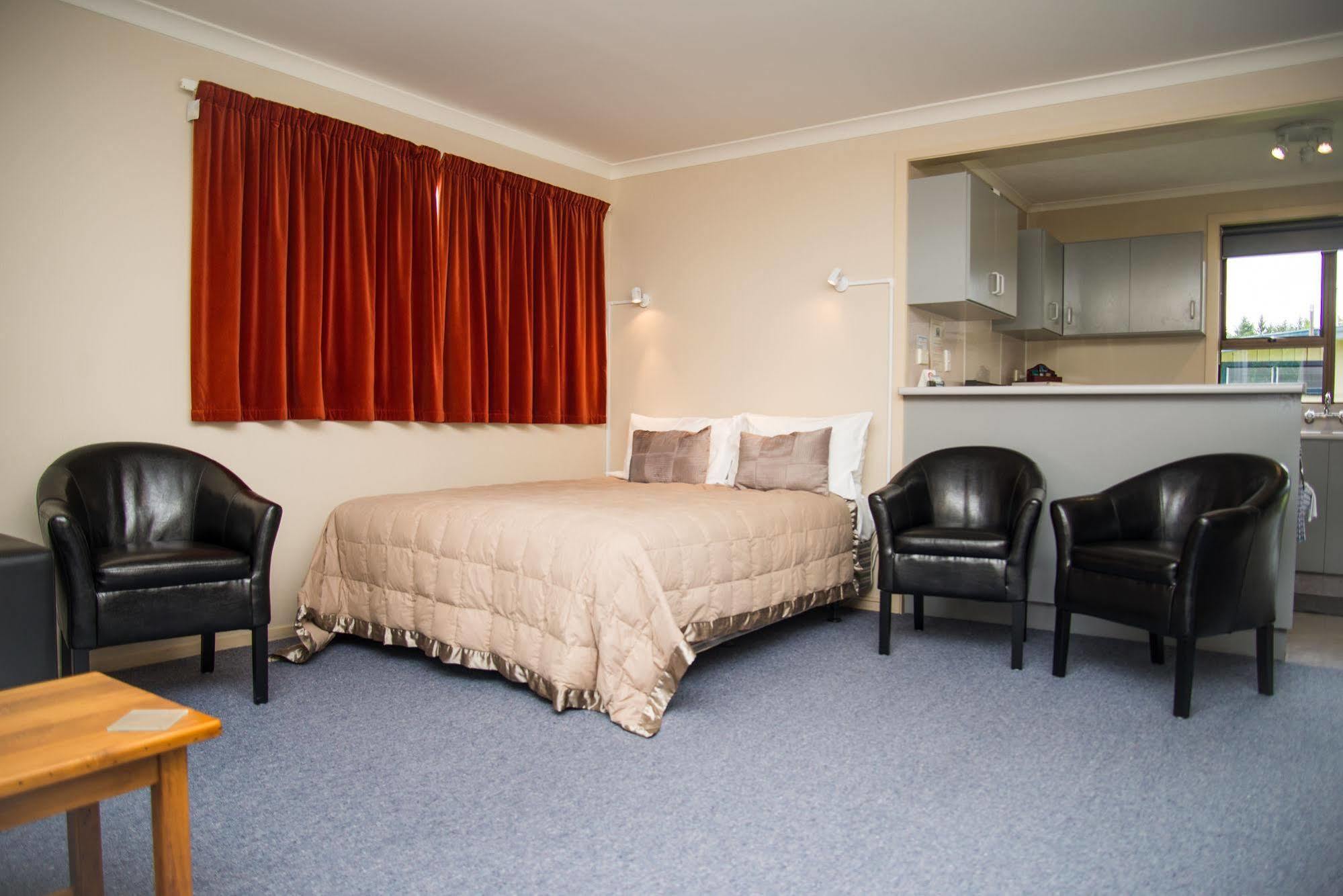 Alpenhorn Motel Te Anau Esterno foto