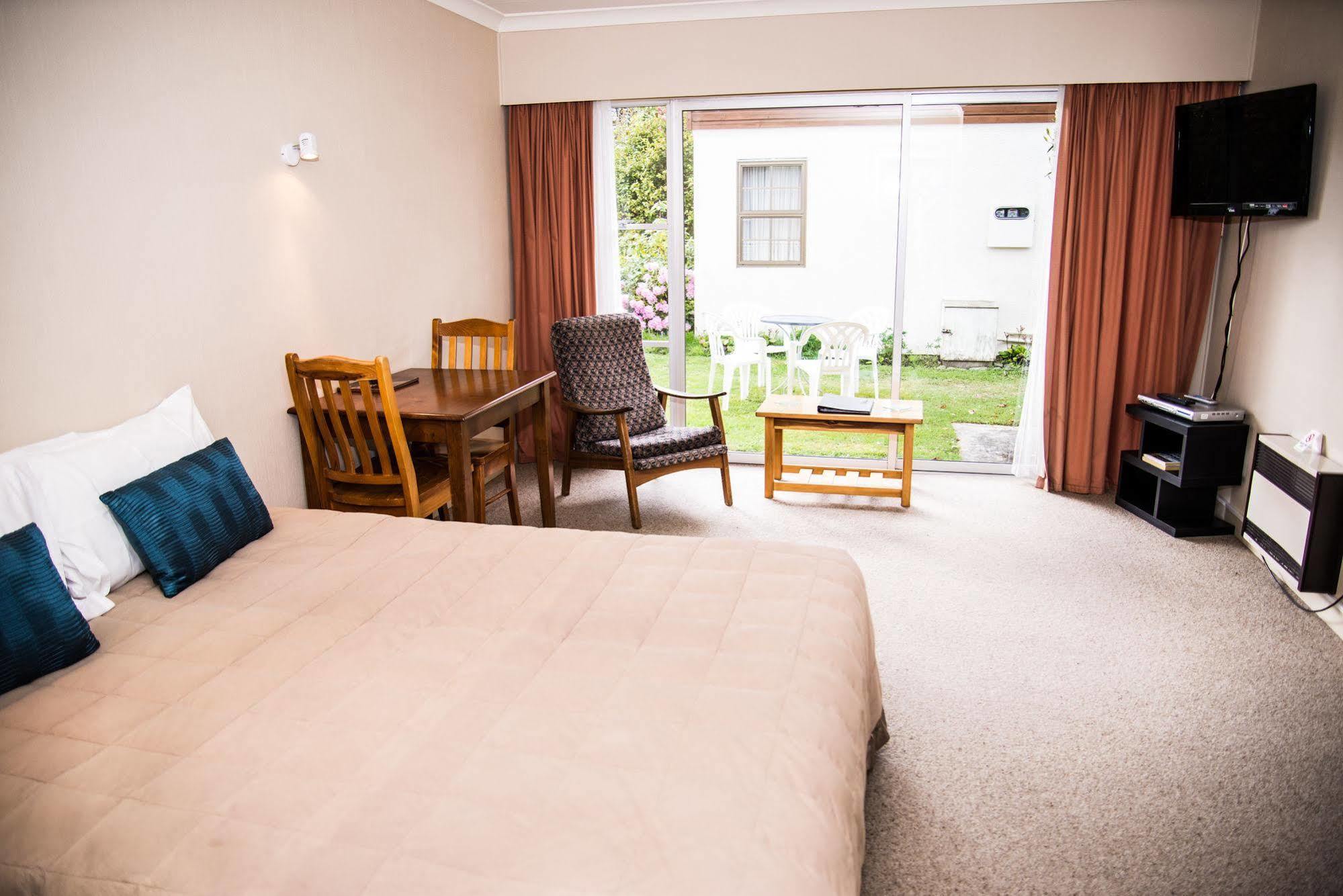 Alpenhorn Motel Te Anau Esterno foto